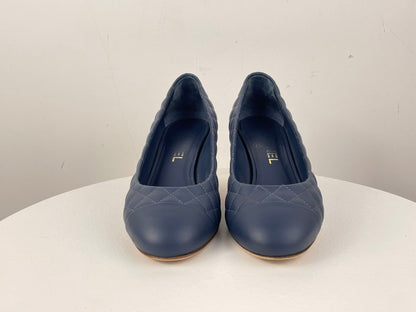 Chanel navy blackCalfskin Quilted Cap Toe Camellia Pumps 37.5 with Cc logo