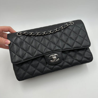 Timeless medium Chanel cuir caviar noir et argent