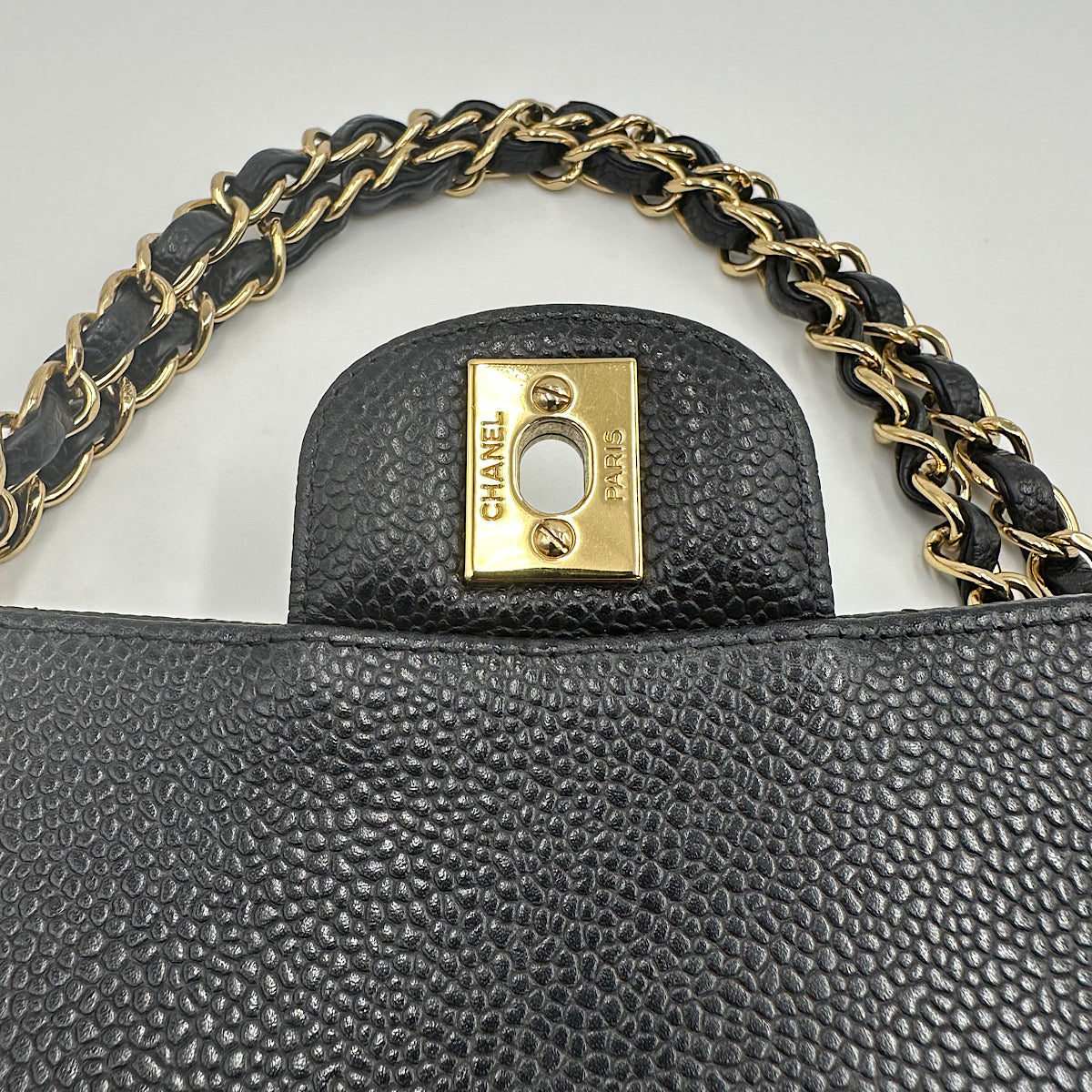 Timeless medium cuir caviar noir et or