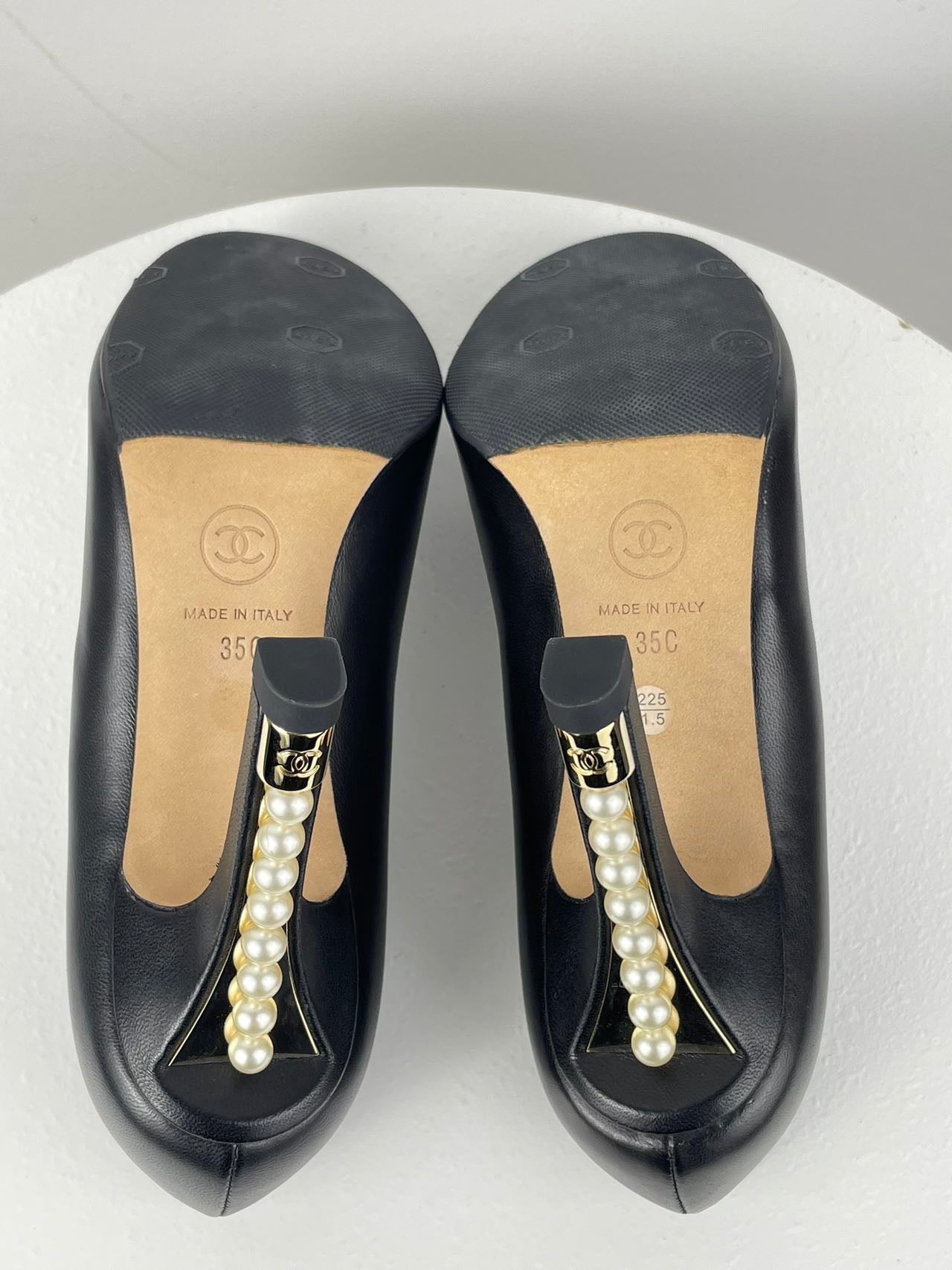 Chanel leather black pumps with pearls heels CC logo 35