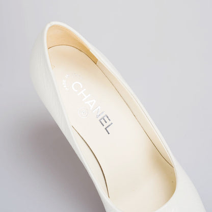 Chanel white black pumps with pearl CC logo 38