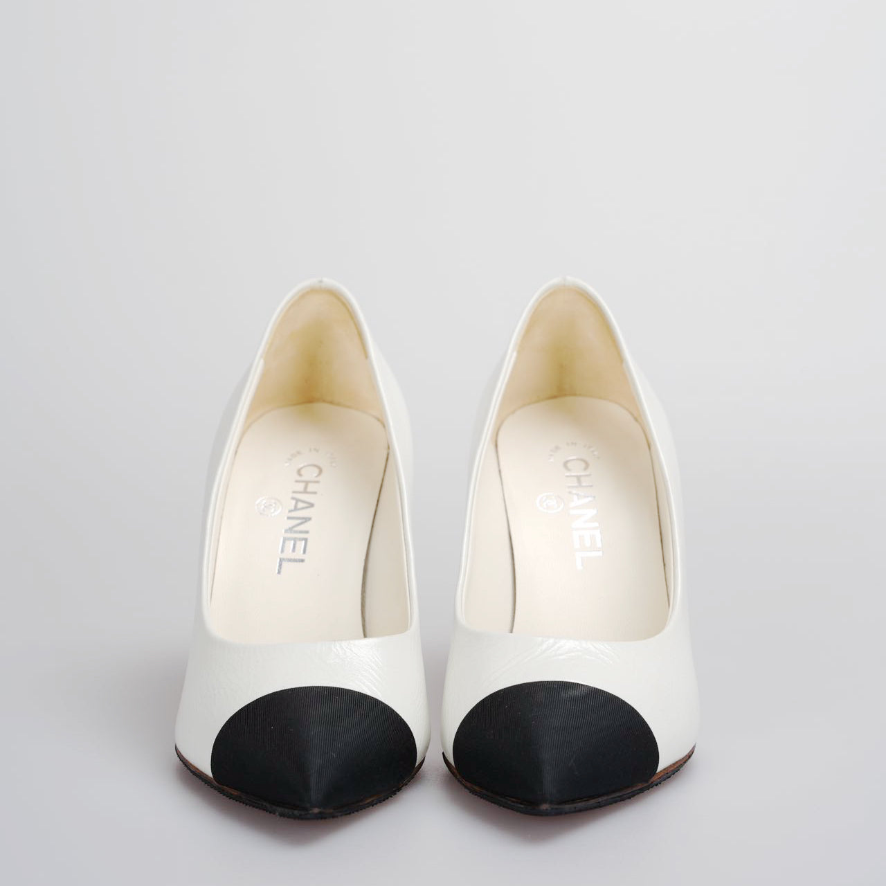 Chanel white black pumps with pearl CC logo 38