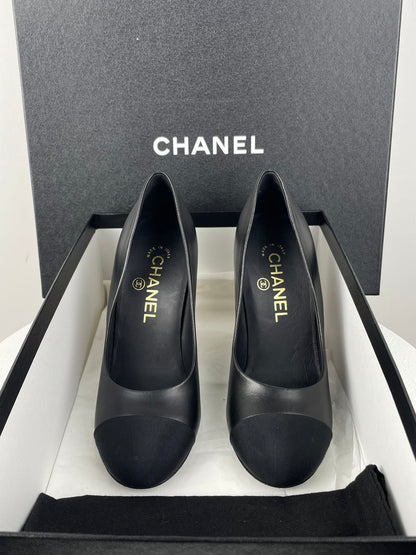 Chanel leather black pumps with pearls heels CC logo 35