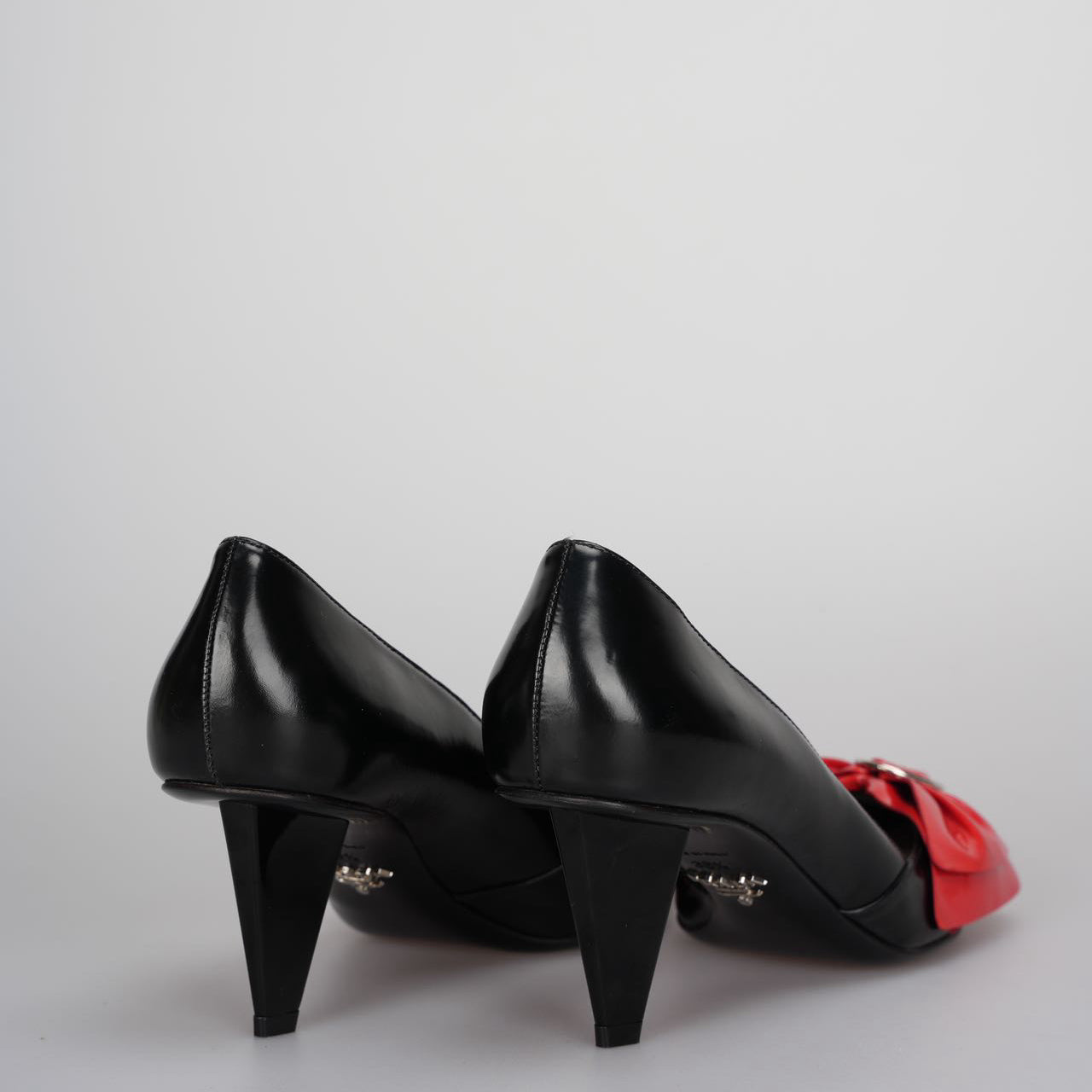 Prada Black / Red Leather Bow Pointed Toe Pumps Size 38.5