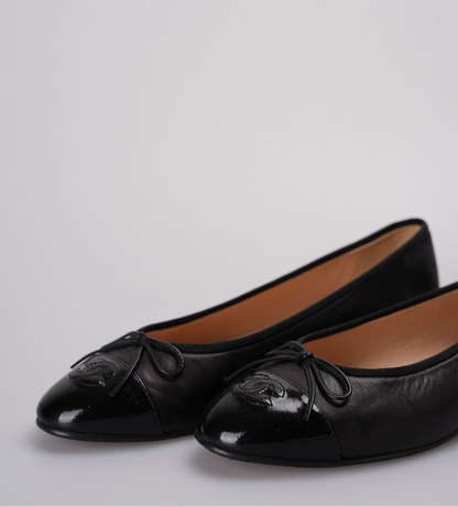 Chanel ballet flats in black leather with contrasting black patent toe and embossed interlaced Chanel C logo size 40