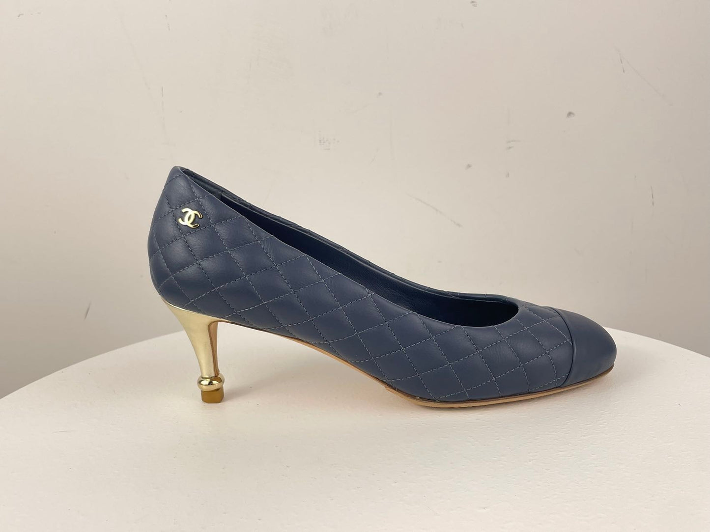 Chanel navy blackCalfskin Quilted Cap Toe Camellia Pumps 37.5 with Cc logo