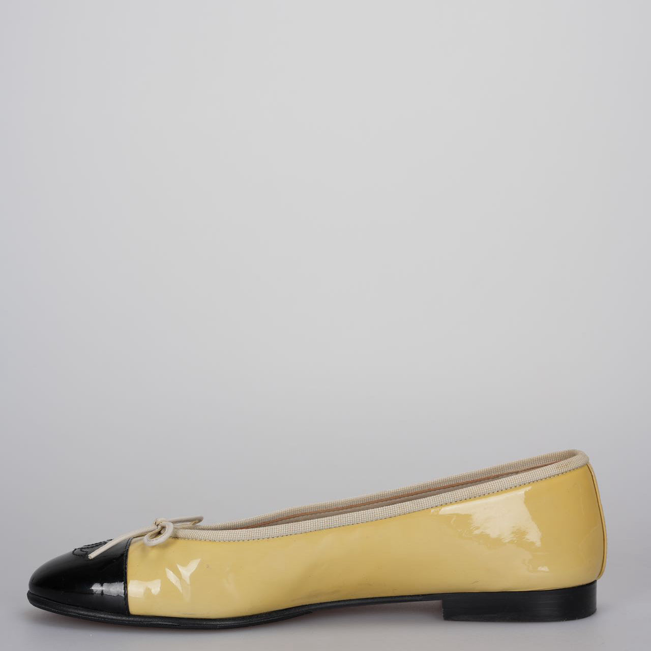 Chanel Beige/Black Patent Leather CC Ballet Flats Size 40