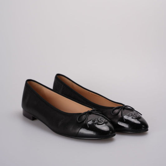 Chanel ballet flats in black leather with contrasting black patent toe and embossed interlaced Chanel C logo size 40