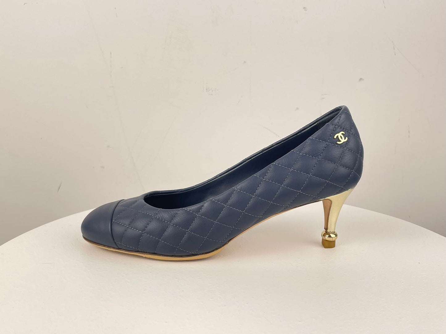 Chanel navy blackCalfskin Quilted Cap Toe Camellia Pumps 37.5 with Cc logo