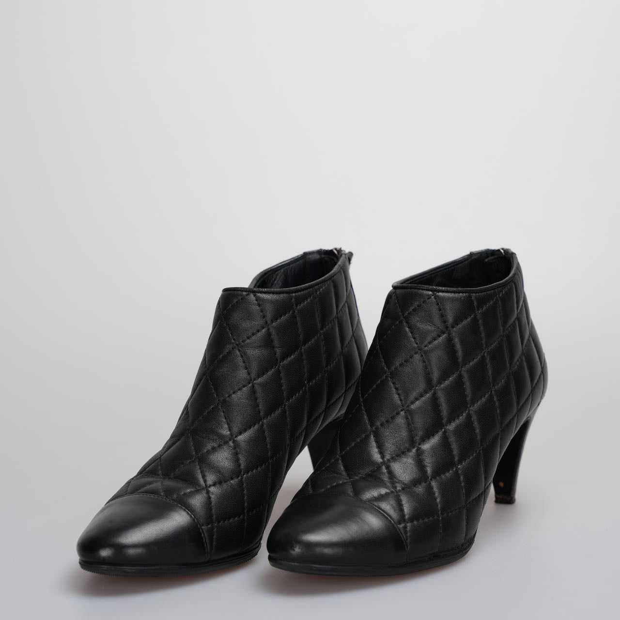 Chanel black leather boots with CC logo 34