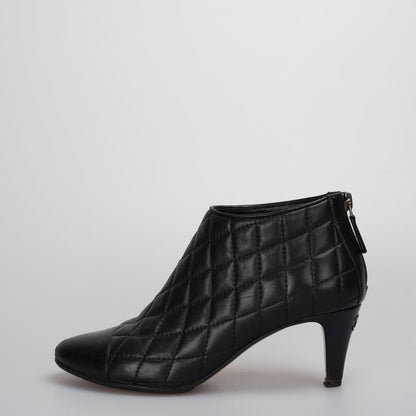 Chanel black leather boots with CC logo 34