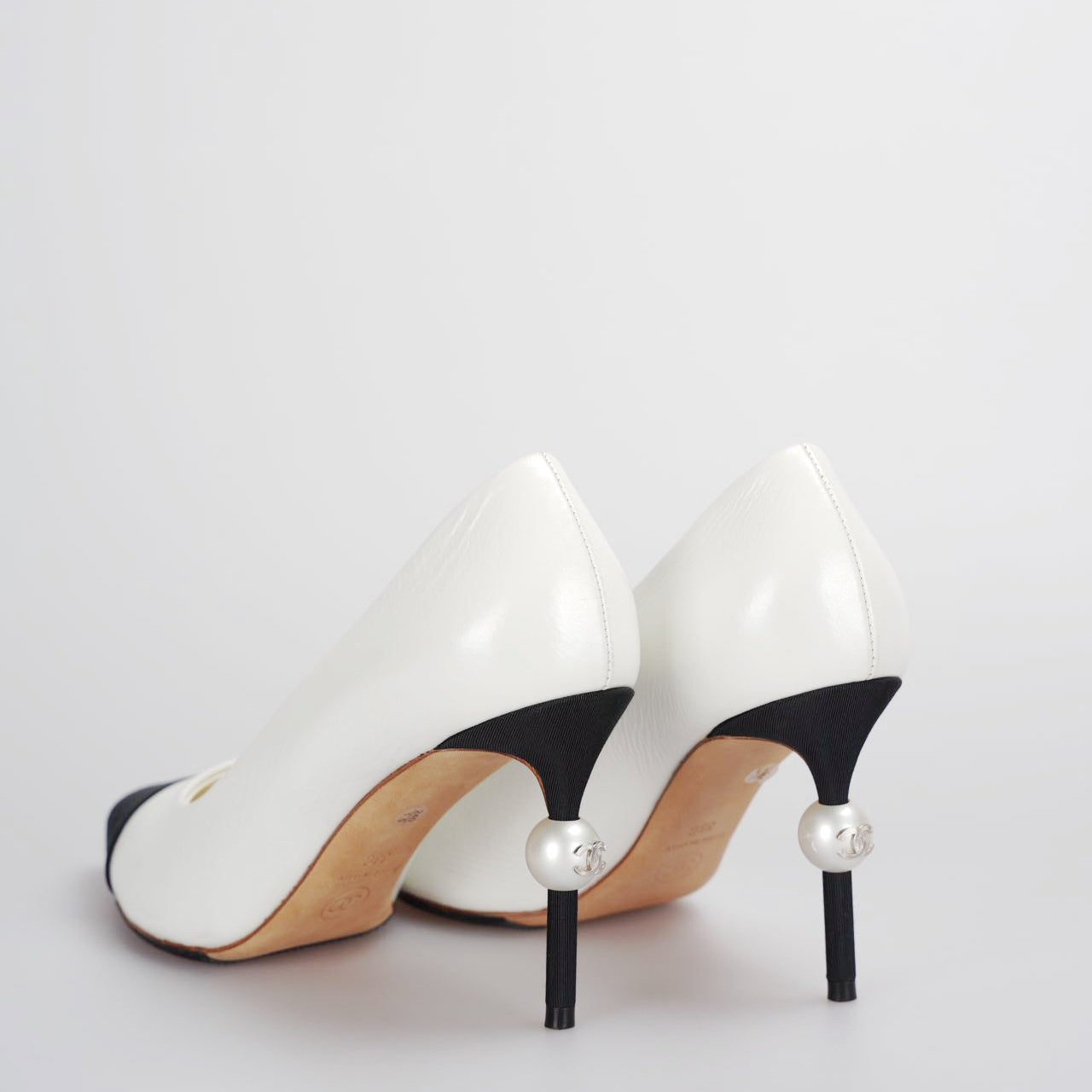 Chanel white black pumps with pearl CC logo 38