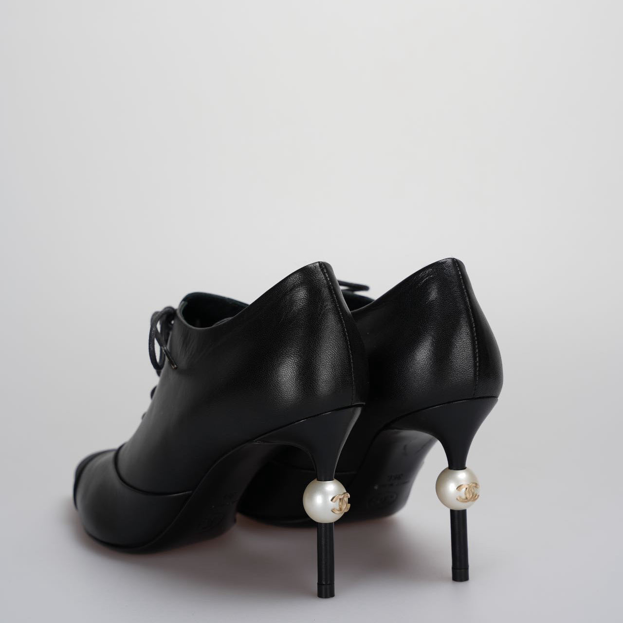 Chanel black ankle boots with pearls on the heels mit CC logo 36