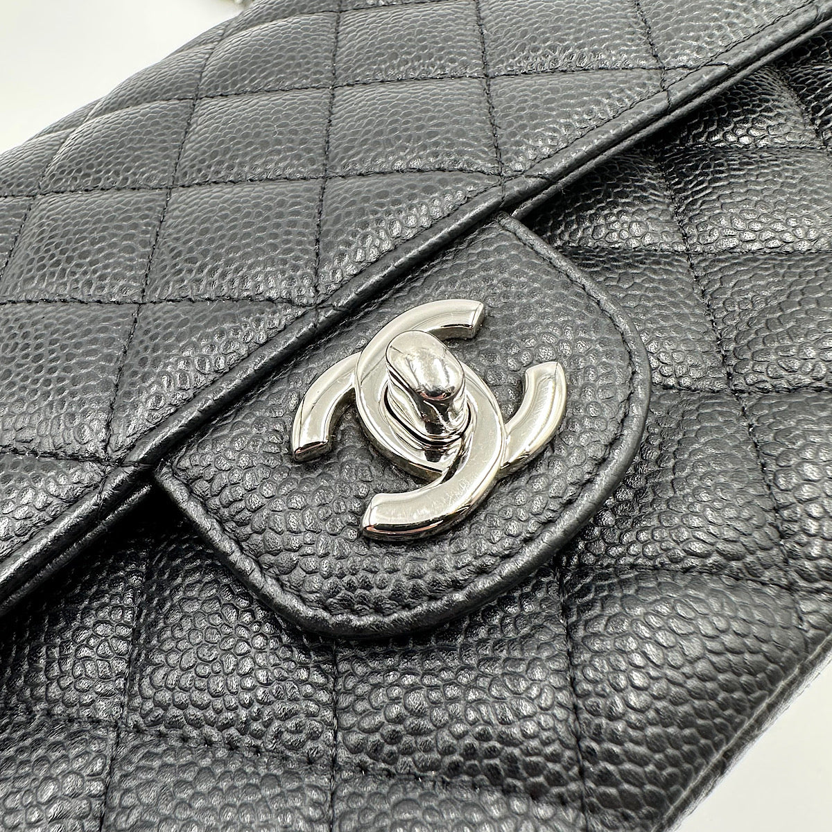 Timeless medium Chanel cuir caviar noir et argent