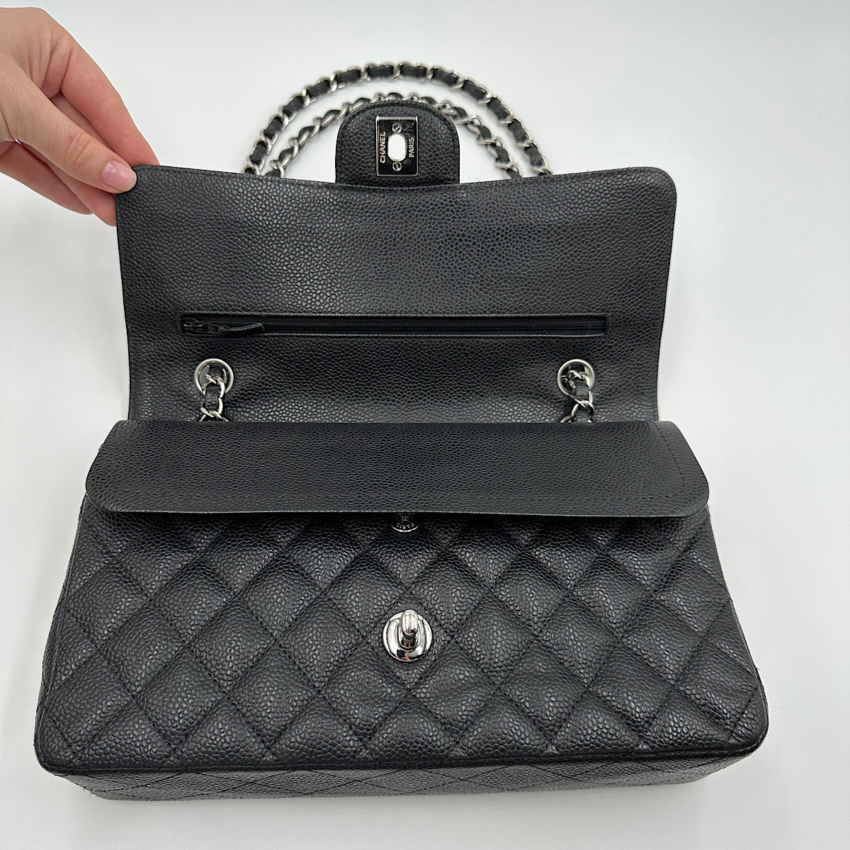 Timeless medium Chanel cuir caviar noir et argent