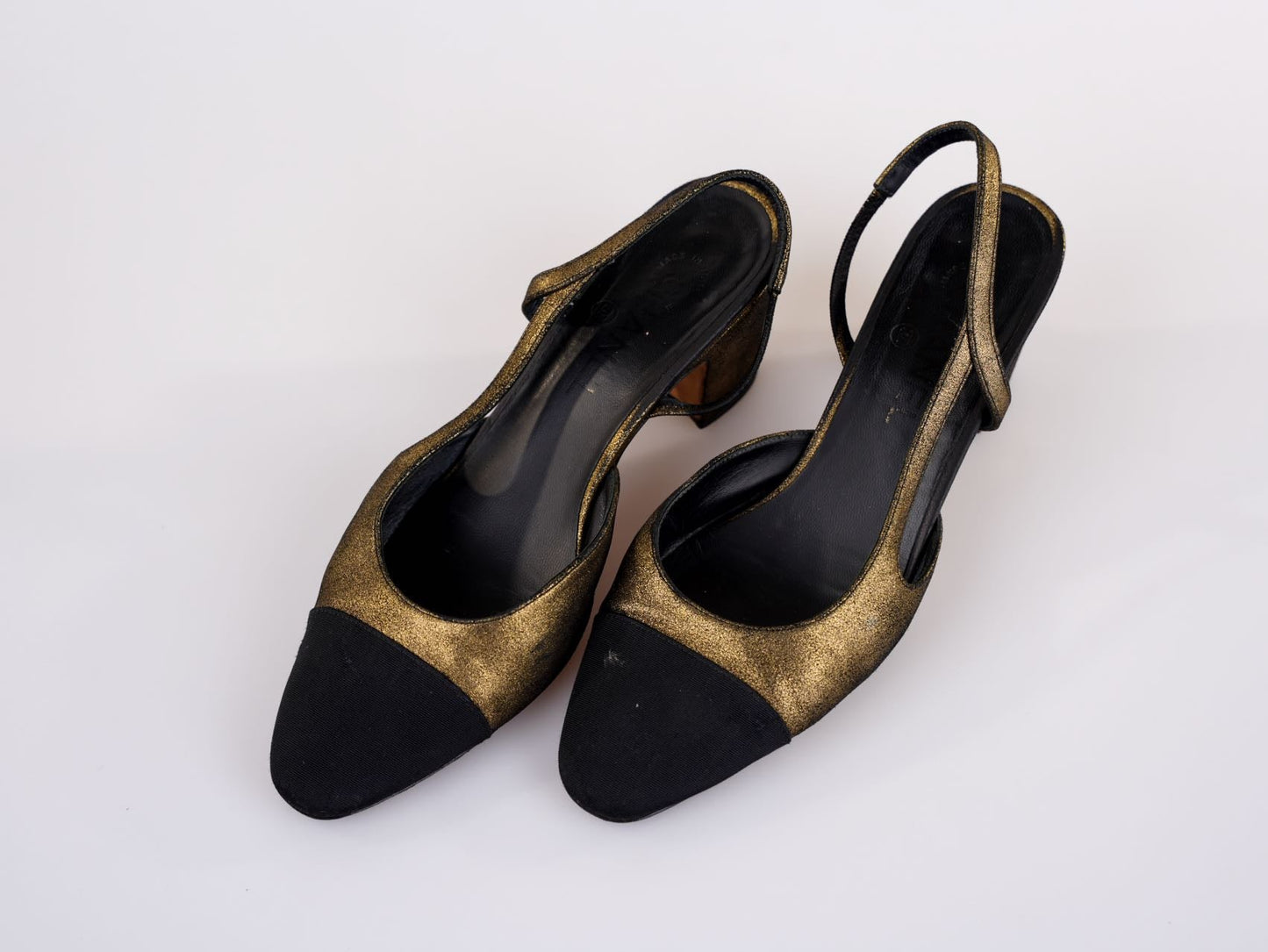 Chanel Metallic Lambskin Grosgrain Cap Toe CC Slingback Pumps Gold Black Size 39C