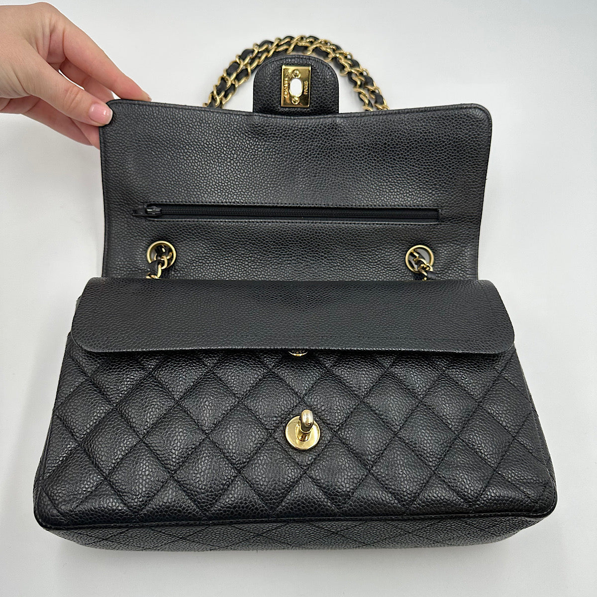 Timeless medium cuir caviar noir et or