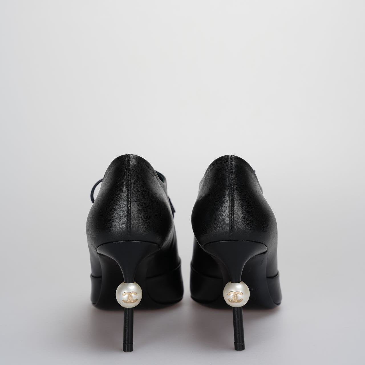 Chanel black ankle boots with pearls on the heels mit CC logo 36