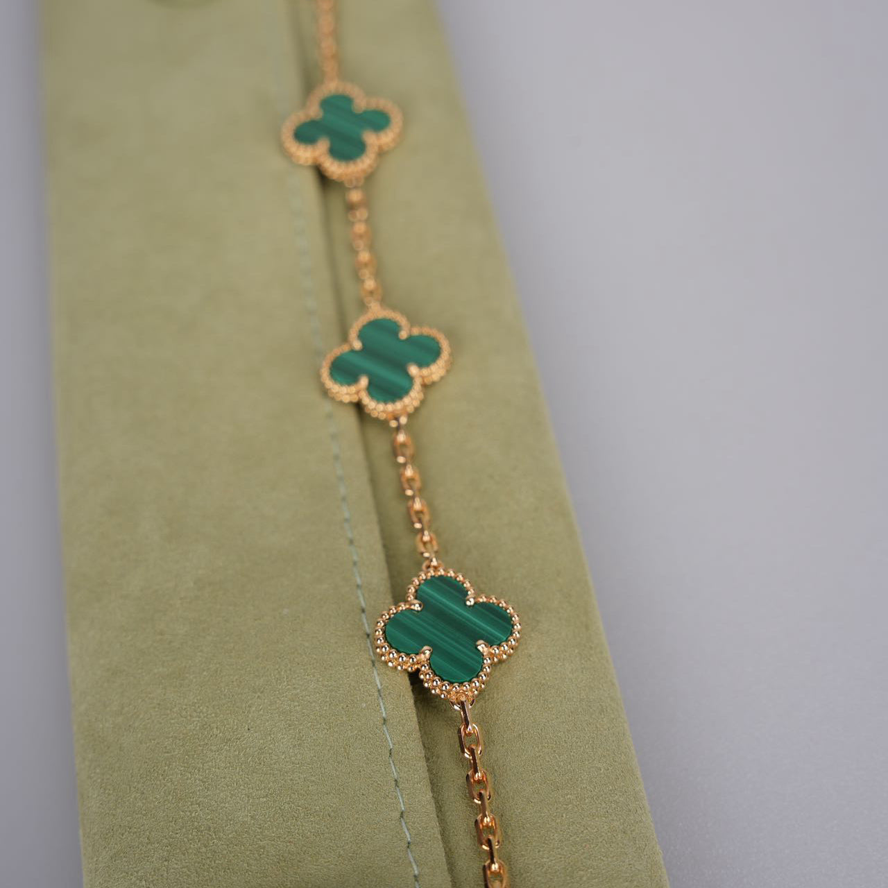 Van Cleef & Arpels Bracelet vintage Alhambra 5 motif Yellowgold 2019