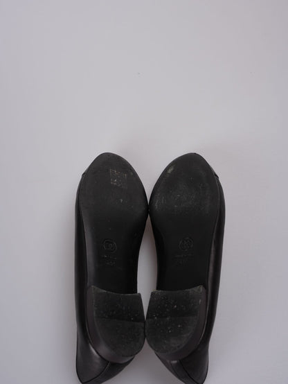 Chanel ballet flats in black leather with contrasting black patent toe and embossed interlaced Chanel C logo size 40