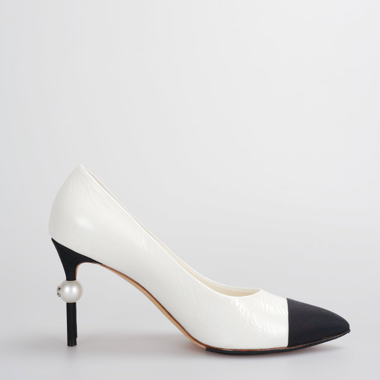 Chanel white black pumps with pearl CC logo 38