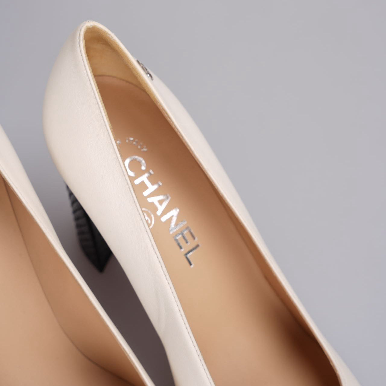 Chanel Classic Leather Two-Tone Pumps in Beige Black 38C