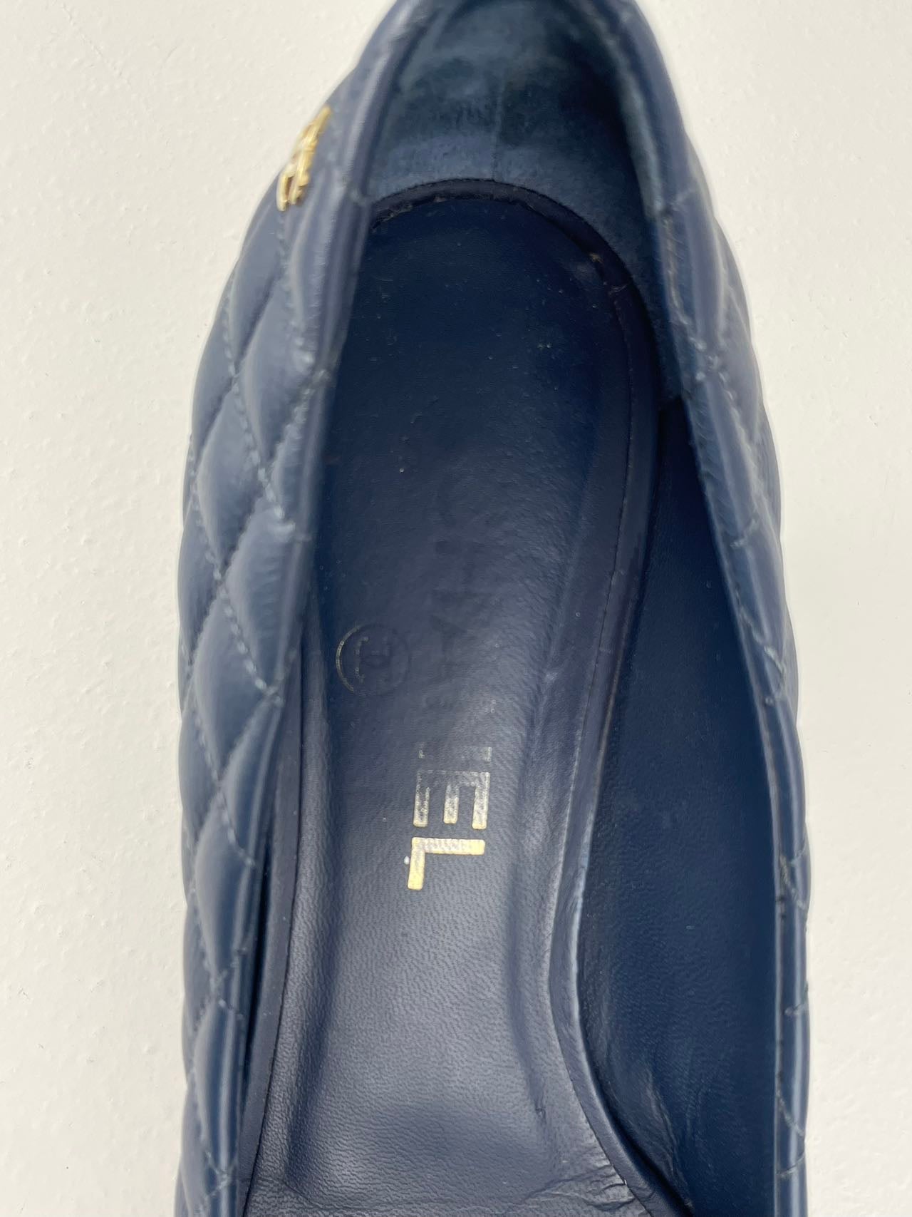 Chanel navy blackCalfskin Quilted Cap Toe Camellia Pumps 37.5 with Cc logo