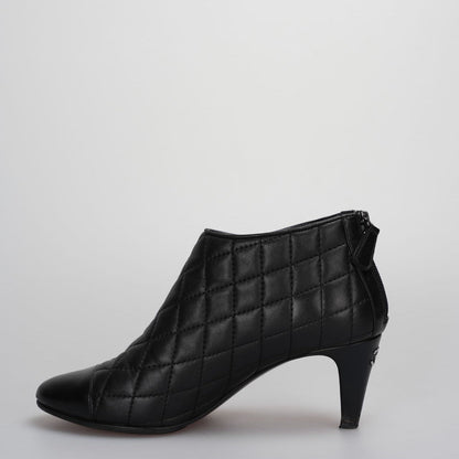 Chanel black leather boots with CC logo 34