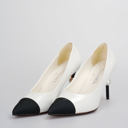 Chanel white black pumps with pearl CC logo 38