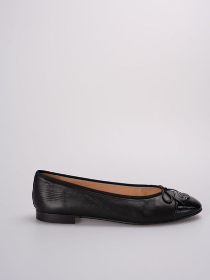 Chanel ballet flats in black leather with contrasting black patent toe and embossed interlaced Chanel C logo size 40