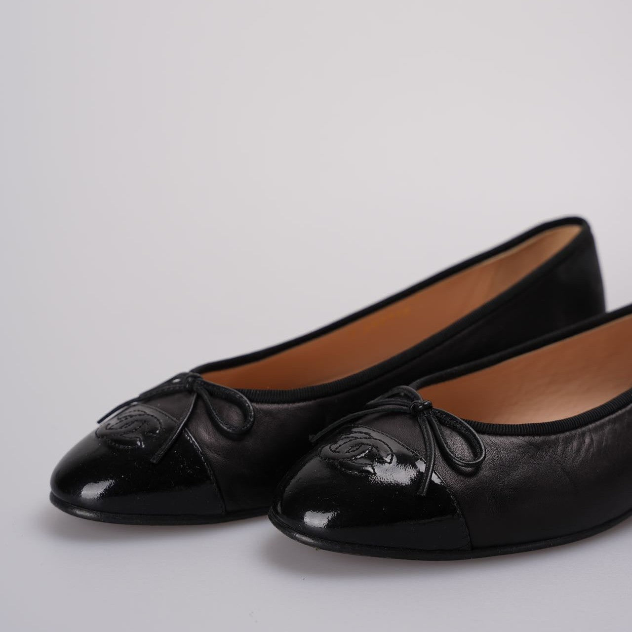 Chanel ballet flats in black leather with contrasting black patent toe and embossed interlaced Chanel C logo size 40