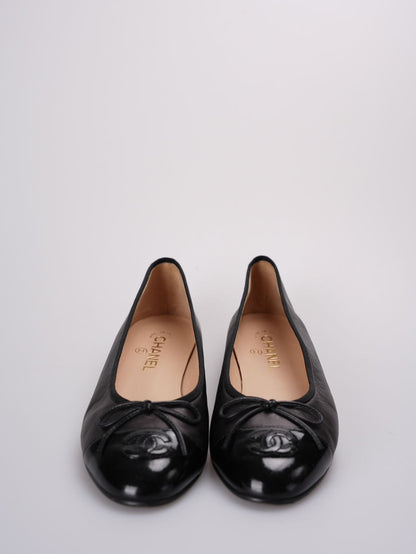 Chanel ballet flats in black leather with contrasting black patent toe and embossed interlaced Chanel C logo size 40