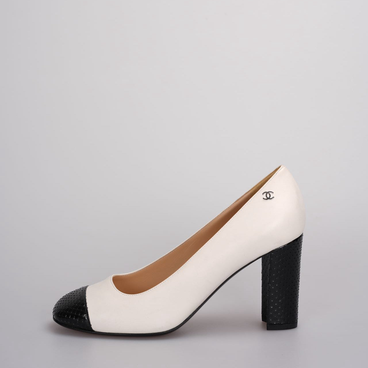 Chanel Classic Leather Two-Tone Pumps in Beige Black 38C