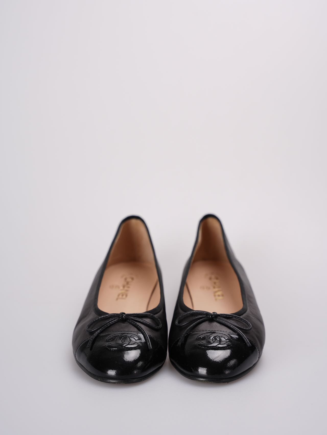 Chanel ballet flats in black leather with contrasting black patent toe and embossed interlaced Chanel C logo size 40