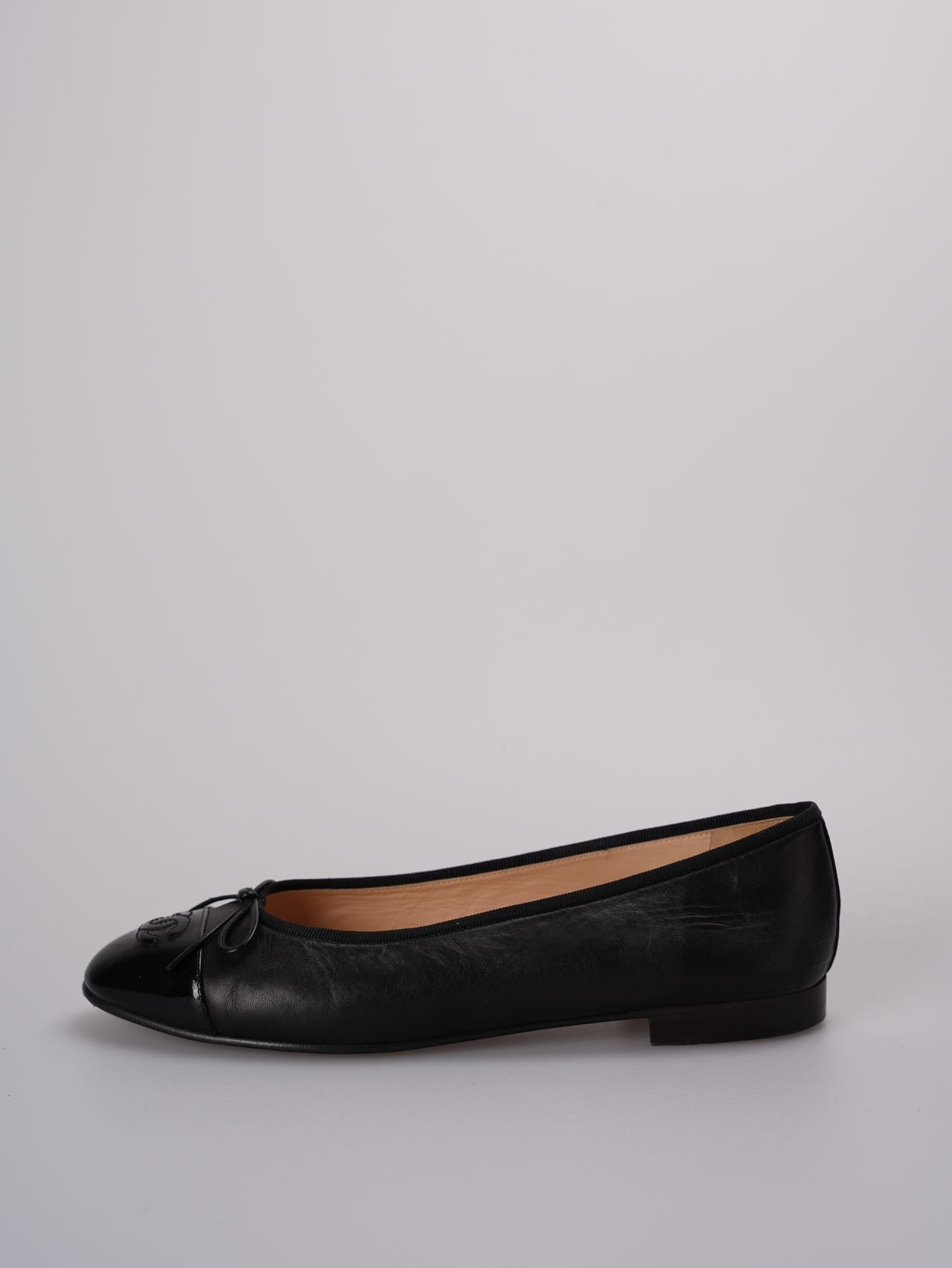 Chanel ballet flats in black leather with contrasting black patent toe and embossed interlaced Chanel C logo size 40